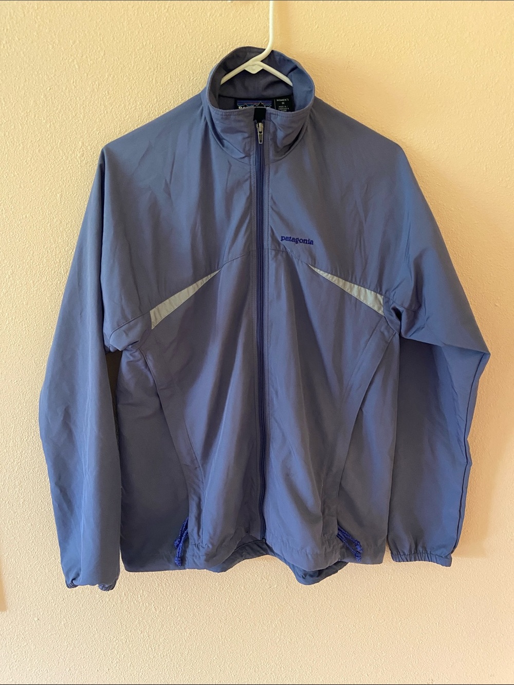 Women’s Patagonia Lavender-Blue Lightweight Windbreaker Jacket, Size Medium